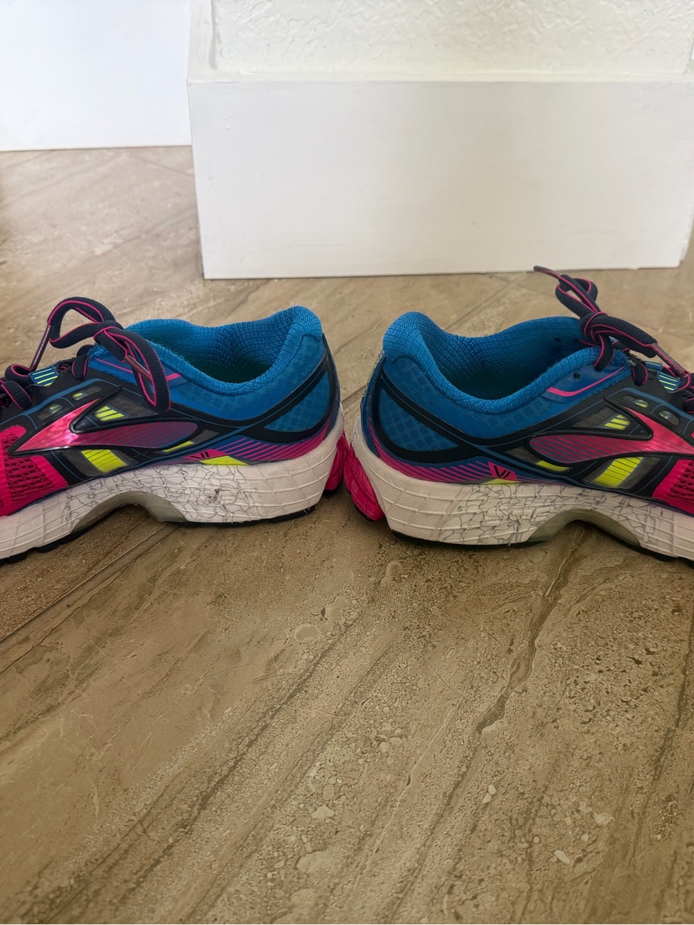 Brooks Ravenna shoes like new size 8 - Picture 3 of 7